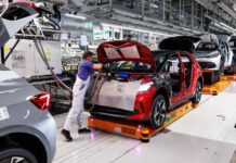 Volkswagen, який постраждав від тарифів, повідомляє про збитки в 1,5 мільярда доларів і попереджає про брак мікросхем