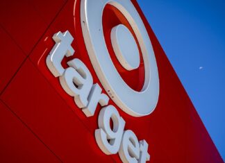 Розумні речі для весни: 6 бюджетних знахідок у Target для людей похилого віку